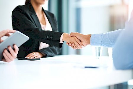 Handshake, Geschäftspartner besiegeln Outsourcing bAV-Verwaltung an Pensus