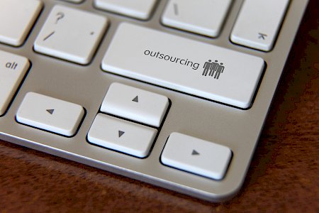 Laptop-Tastatur mit Outsourcing-Taste, bAV-Outsourcing an Pensus Pensionsmanagement