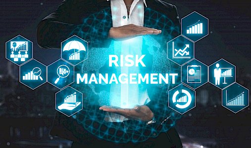 Hände umfassen Risk-Management durch rechtssichere bAV-Verwaltung