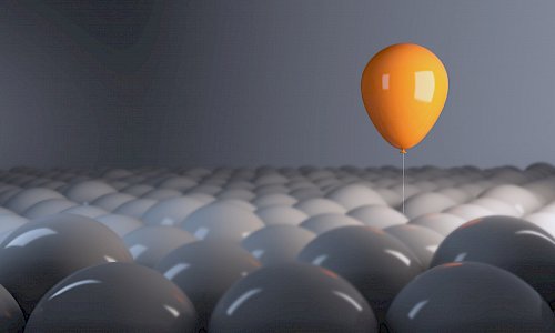 Orangener Luftballon steigt aus Masse weißer Ballons auf -bAV-Services und zufriedene Arbeitgeber, Unterstützungskassen und Pensionskassen